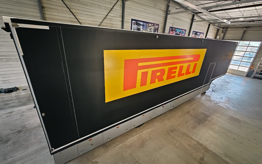 Covering complet remorque Pirelli avec logo grand format