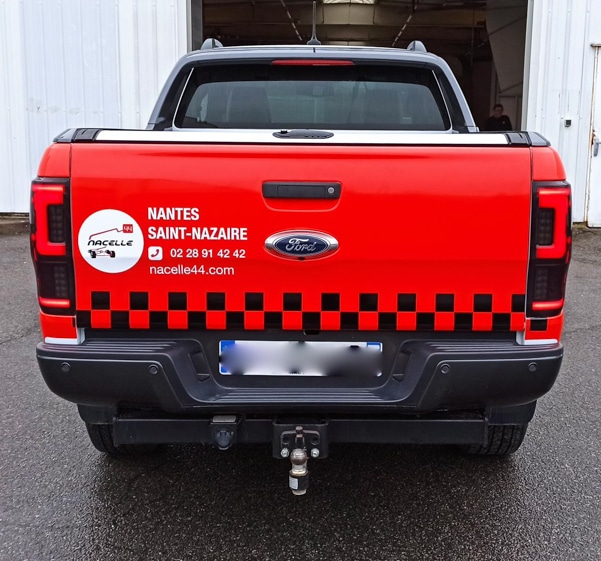 Covering du hayon d'un pick-up pour une entreprise.
