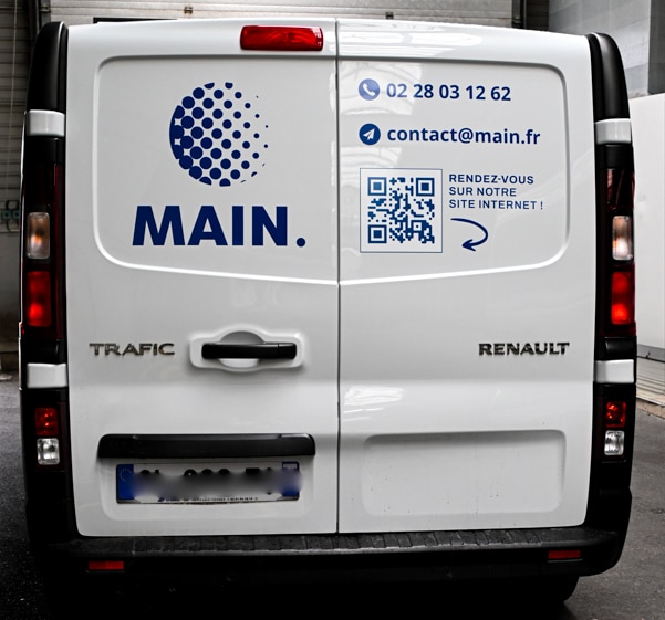 Flocage Renault Trafic avec logo et coordonnées d'entreprise