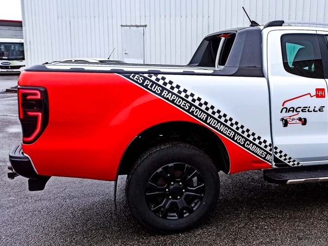 Habillage de la benne d'un pick-up pour une entreprise