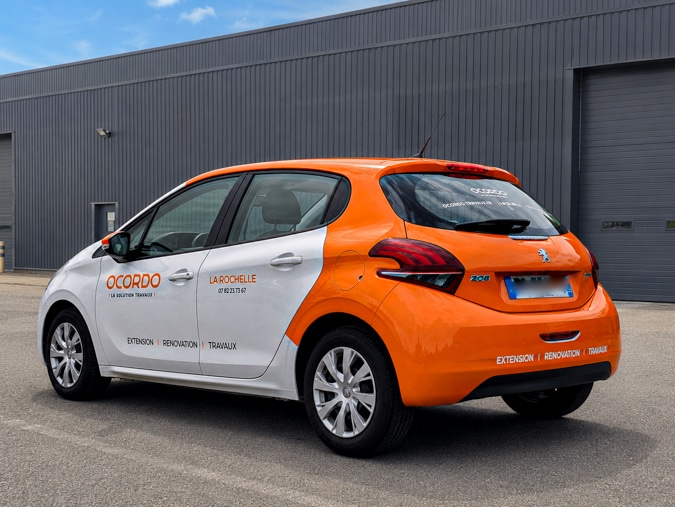 Covering publicitaire sur une voiture d'entreprise