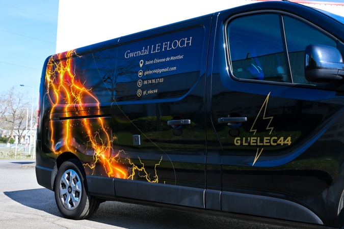 Semi-covering avec flocage visuel impactant sur flanc de camion