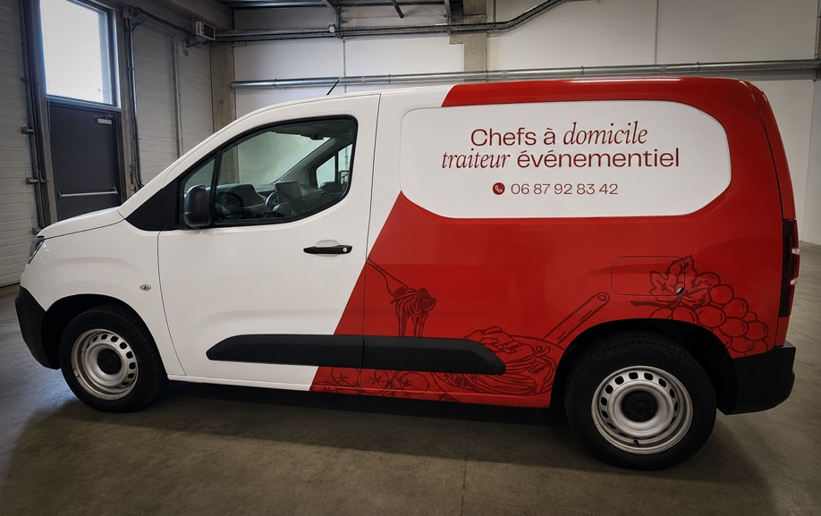 Habillage et flocage d'un véhicule utilitaire pour un traiteur