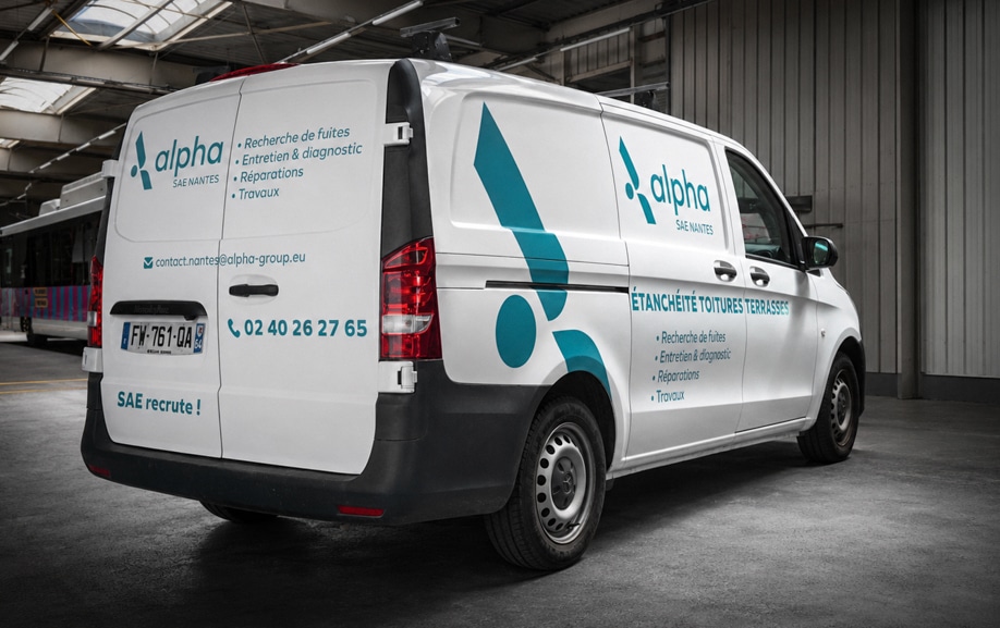 Pose d'un habillage Mercedes Vito dans les ateliers Graphitruck